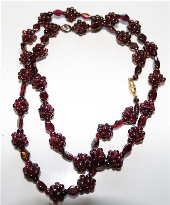 Indian garnet necklace with gold clasp(-)